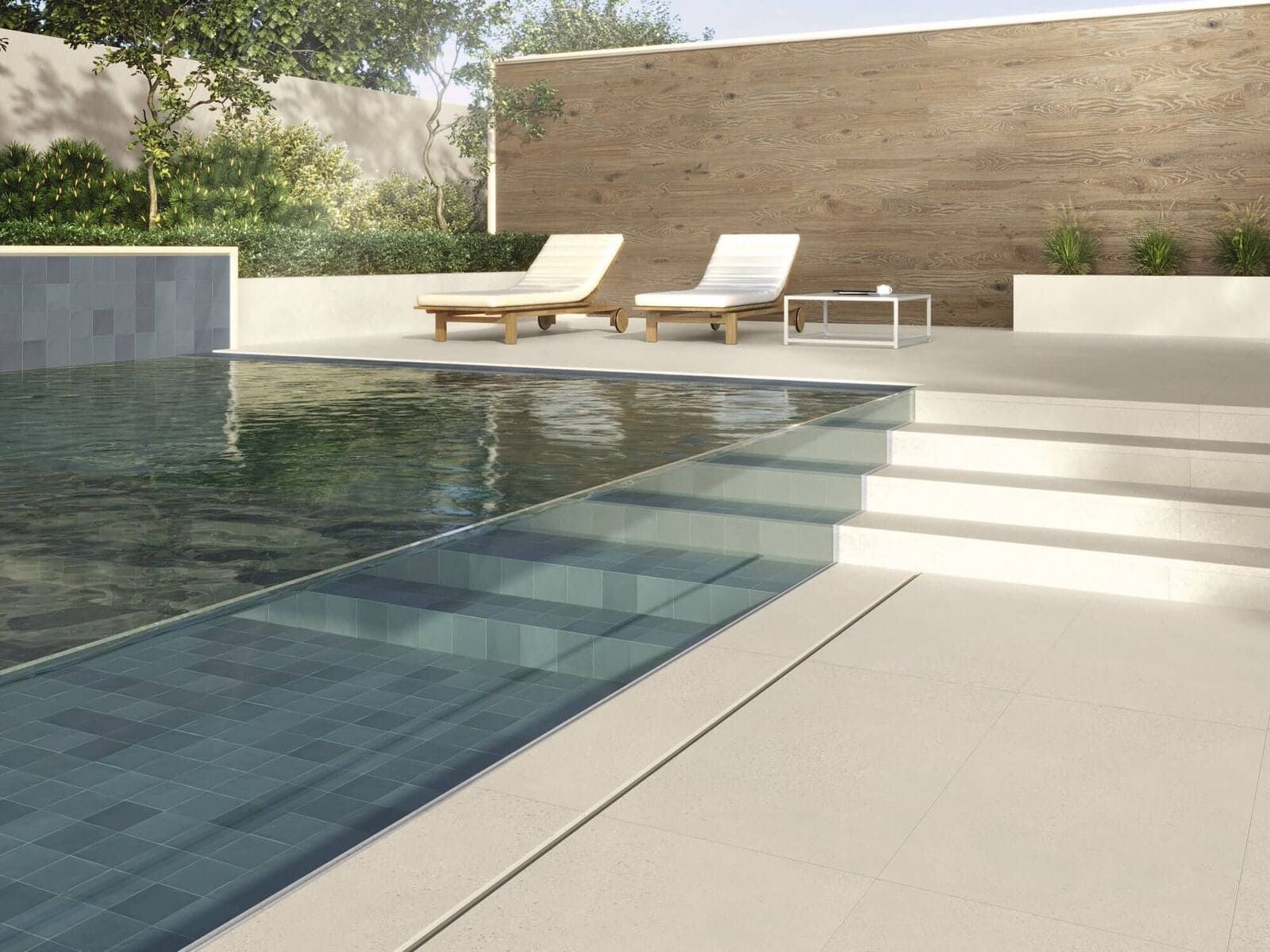 Escena junto a la piscina con una piscina, dos tumbonas y una mesa pequeña.