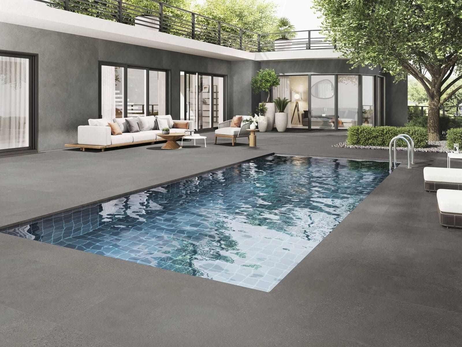 Patio exterior con piscina rectangular, zona de estar y arquitectura moderna.