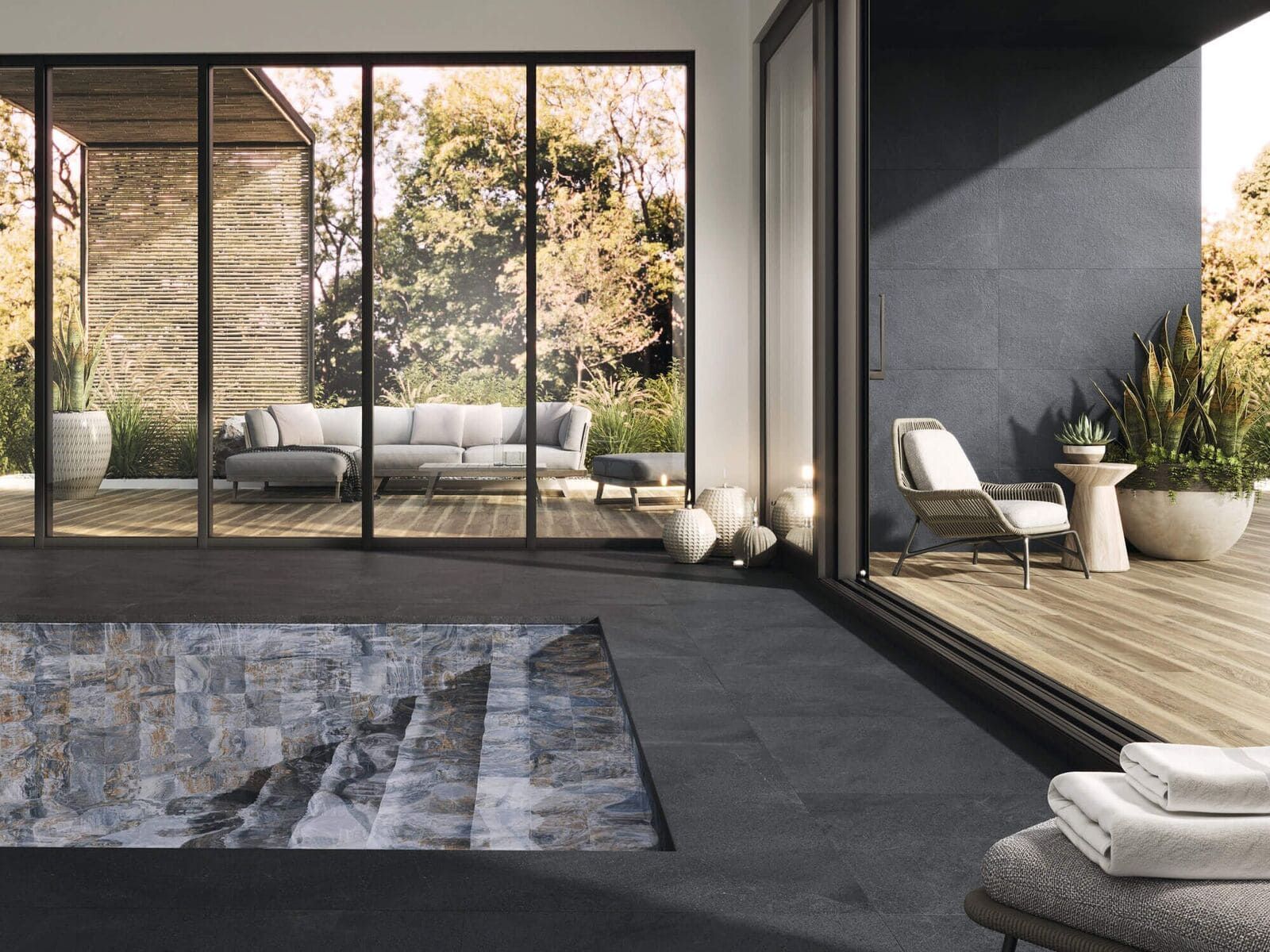 Moderno espacio exterior con piscina, amplios ventanales, muebles de patio y jardín.