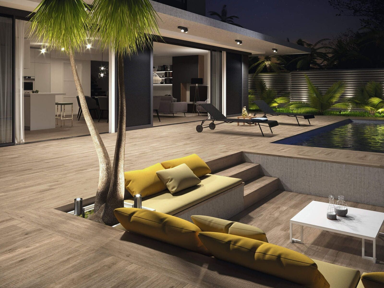 Vista nocturna de un patio moderno con piscina, asientos tipo lounge y puertas abiertas a la casa.
