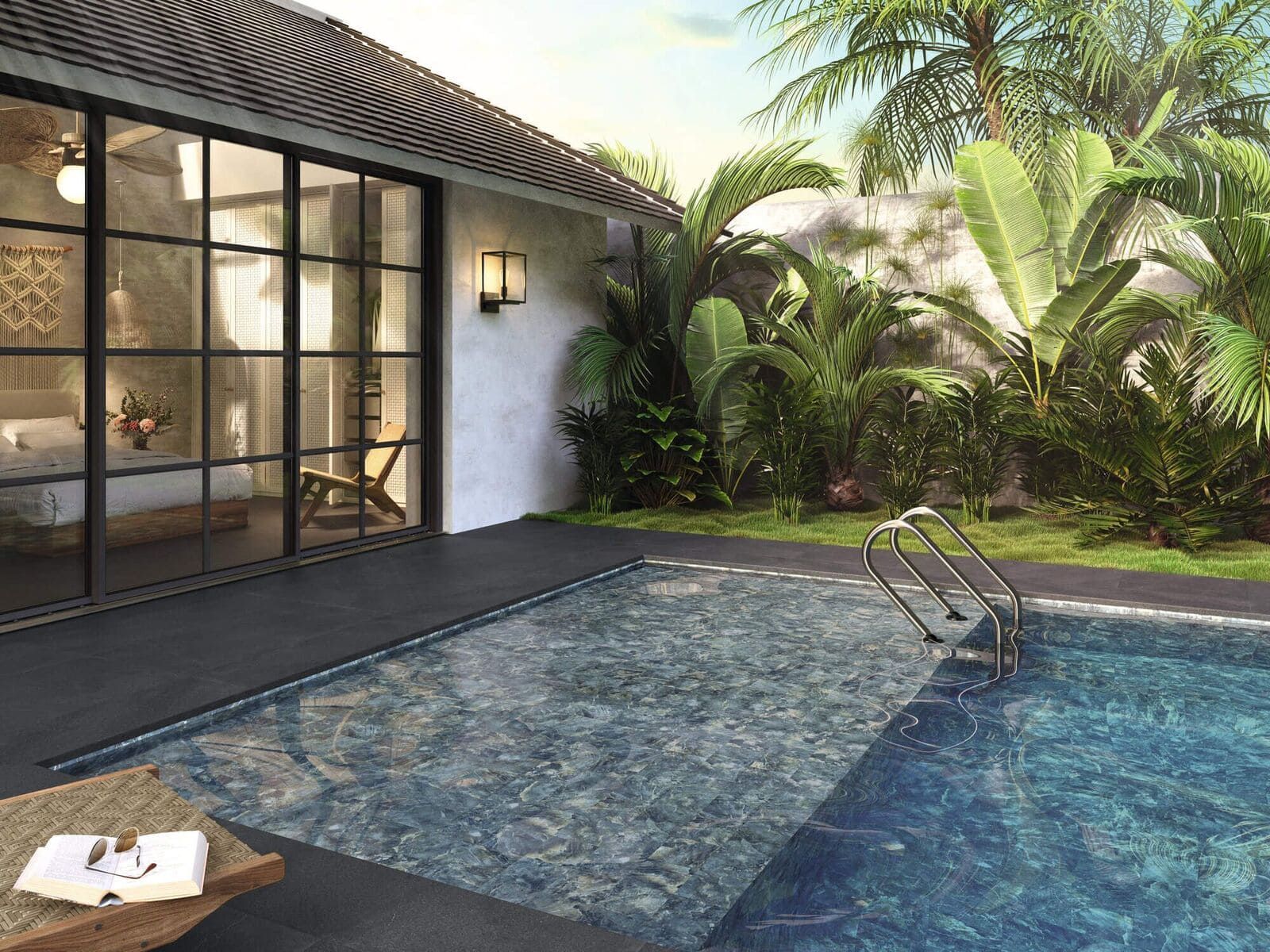 Villa junto a la piscina con piscina, plantas y puertas corredizas de vidrio.