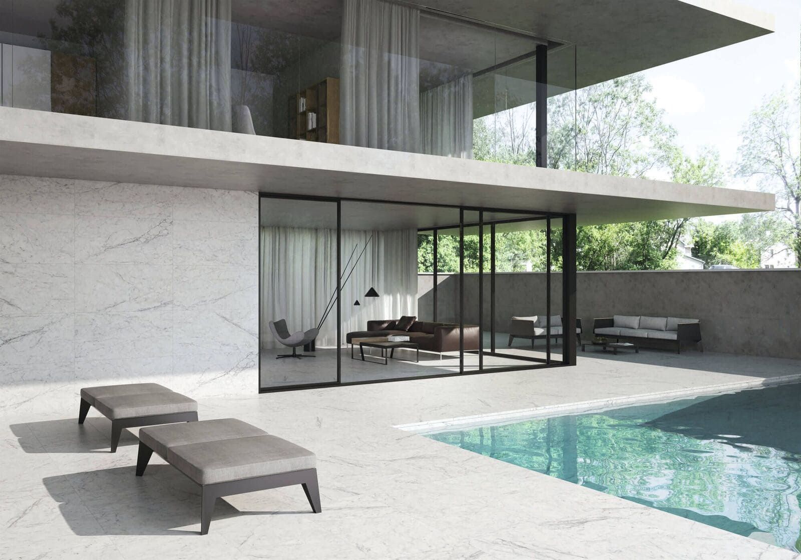 Casa moderna con piscina, puertas corredizas de vidrio y muebles de patio.