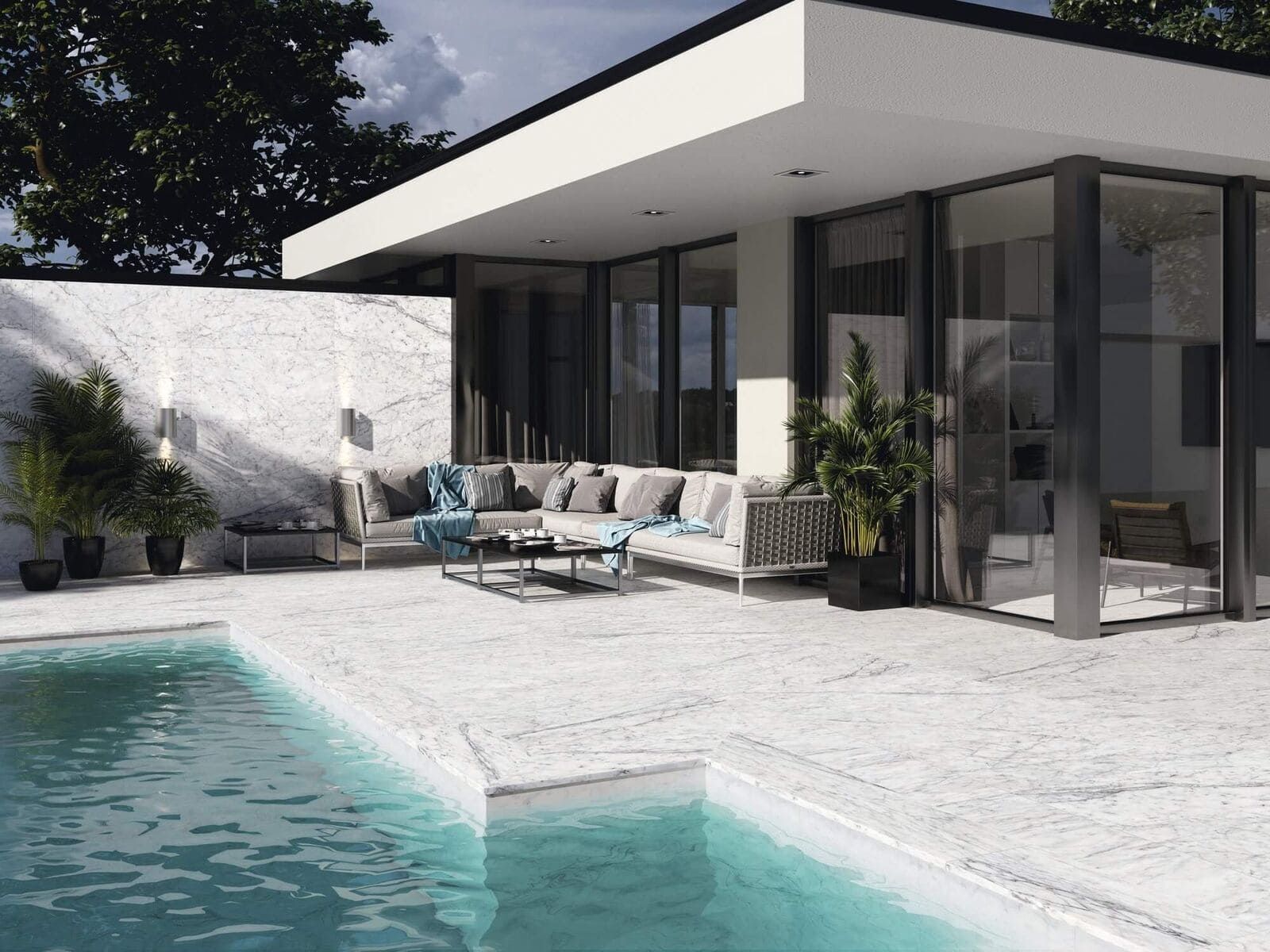 Moderno espacio de estar al aire libre con piscina, zona de estar y puertas corredizas de vidrio.