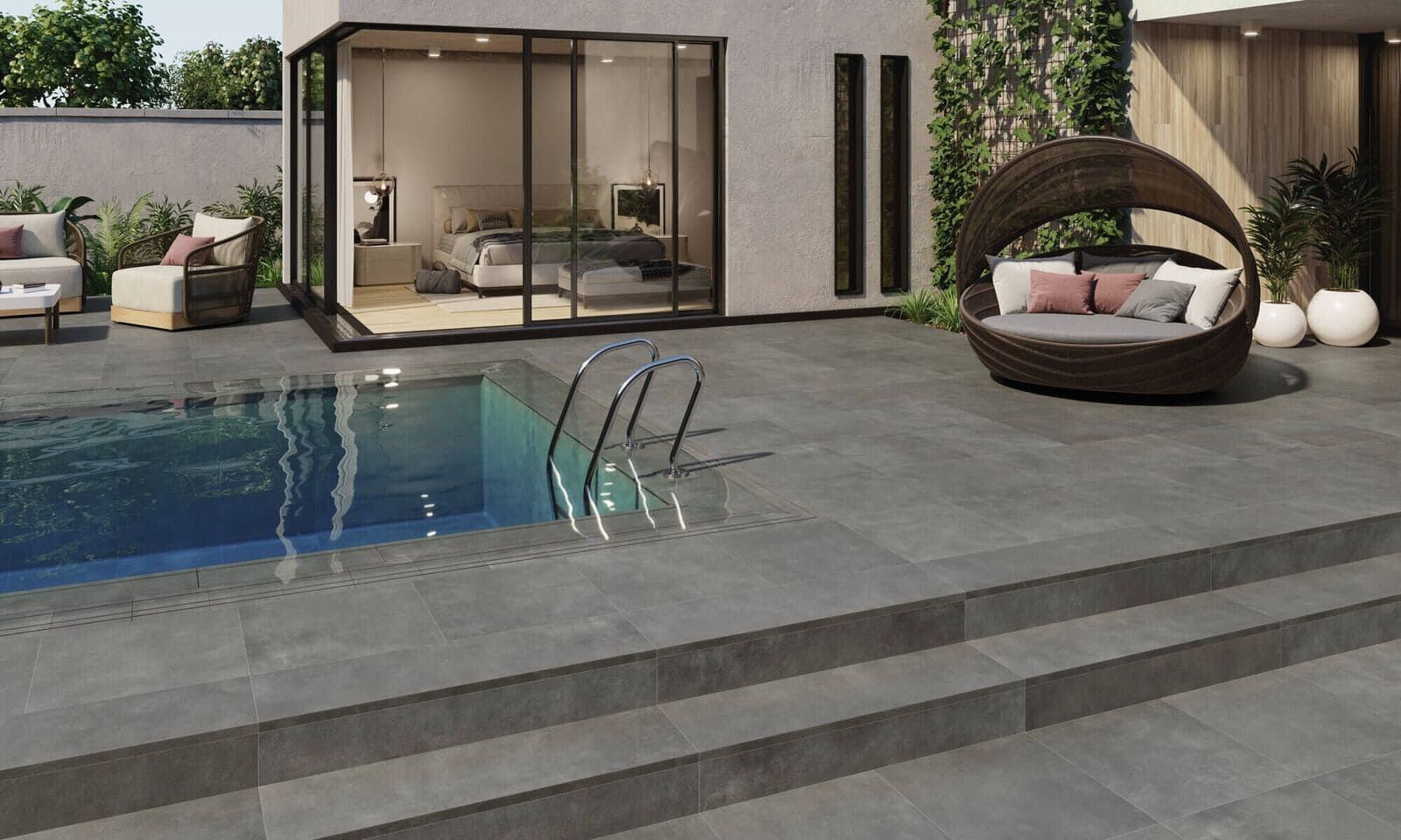 Patio junto a la piscina con azulejos de color gris oscuro, una pequeña piscina y muebles de exterior modernos.