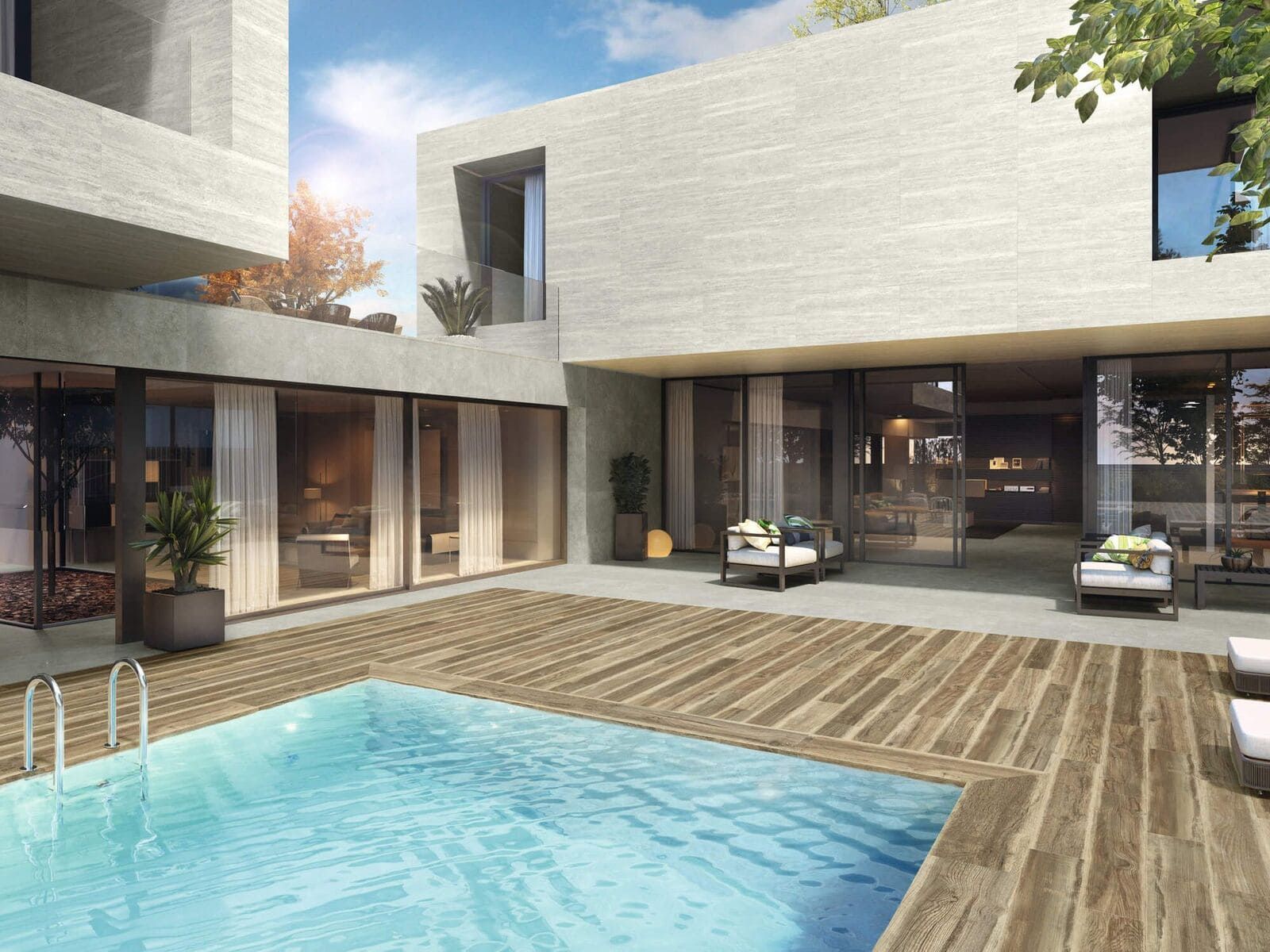 Casa moderna con piscina, terraza de madera, paredes de vidrio y asientos al aire libre.