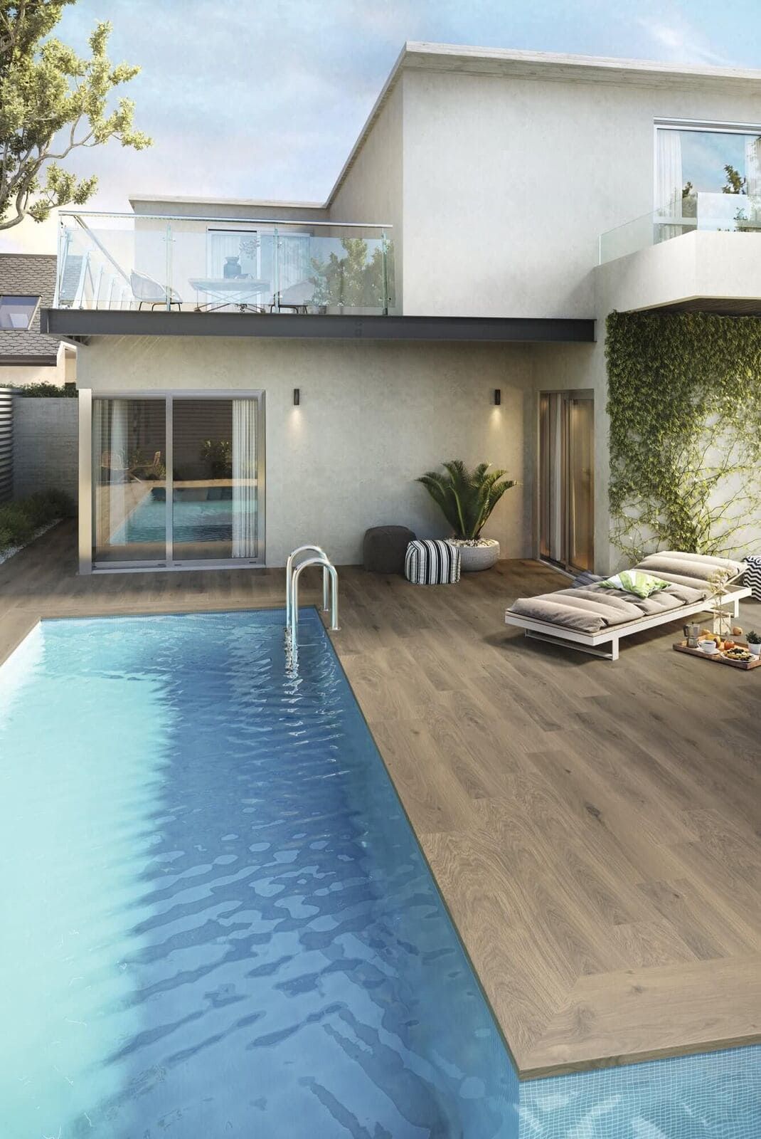 Casa moderna con piscina y terraza de madera; agua azul, paredes blancas y tumbona.