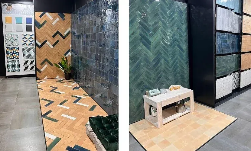 Dos paredes de exhibición de azulejos que muestran varios patrones y colores en un entorno de sala de exposición.
