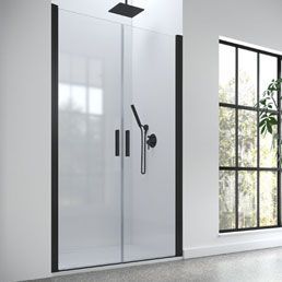 Mampara de ducha de cristal con marco negro y grifería negra mate. Pared blanca con ventana a la derecha.