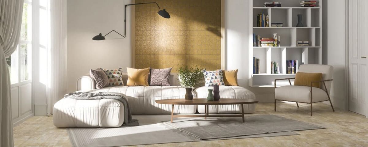 Sala de estar con un gran sofá blanco, mesa de centro de madera y estantería blanca empotrada.