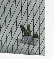 Superposición de vidrio con diseño de diamantes negros y cactus en macetas blancas detrás.