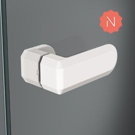 Manija de puerta geométrica de color blanco sobre una superficie gris con un símbolo