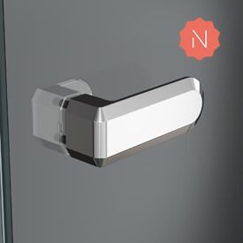 Manija de puerta con palanca plateada sobre una superficie gris, con un logotipo