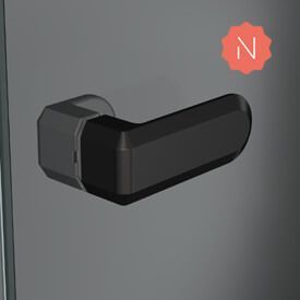 Manija de puerta negra en una puerta gris, con un emblema
