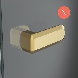 Manija de puerta dorada sobre fondo gris, con una insignia