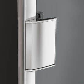 Contenedor de basura rectangular de color plateado, montado en un poste de plata.