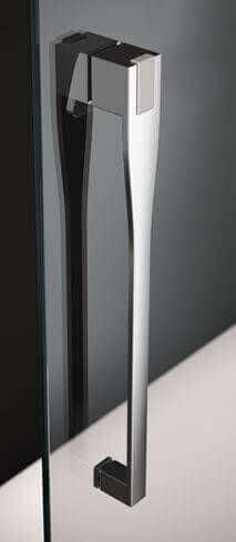 Una elegante manija plateada en una puerta de ducha de vidrio.