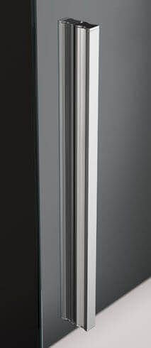 Manija de puerta plateada en una puerta gris.