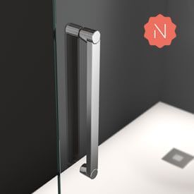 Tirador cromado para puerta de ducha sobre una puerta de cristal. Esquina de ducha con suelo blanco.