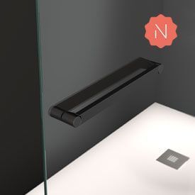 Barra de apoyo para ducha de color negro montada en una pared de color gris oscuro, sobre un suelo de ducha de color blanco.