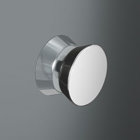 Pomo de puerta cromado sobre fondo gris, con cara redondeada y plana y cuerpo cónico.