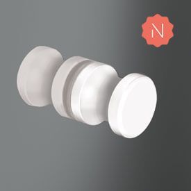 Objeto cilíndrico blanco con dos extremos circulares y secciones dentadas; pequeño logotipo