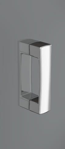 Manija de puerta cromada sobre un fondo gris.