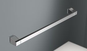 Barra de toalla cromada montada en una pared gris con superficie blanca debajo.