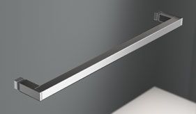 Barra de toalla cromada montada en una pared gris con una superficie blanca visible debajo.