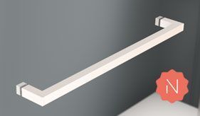 Manija de puerta de ducha rectangular plateada montada sobre un panel gris oscuro.