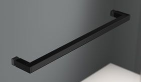 Manija de puerta de ducha rectangular de color negro, montada sobre un panel de vidrio, sobre un fondo gris.