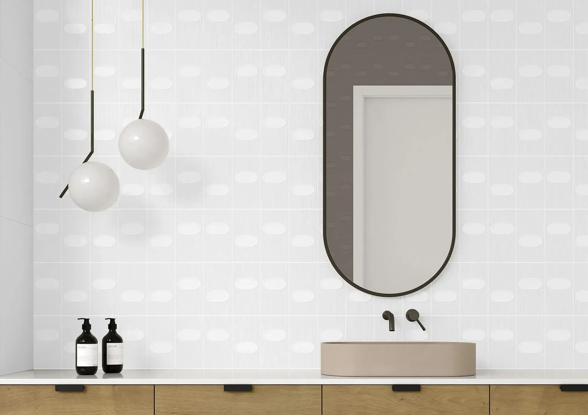 Baño con espejo ovalado, lavabo flotante y azulejos con estampado de nubes; diseño moderno con luces colgantes.