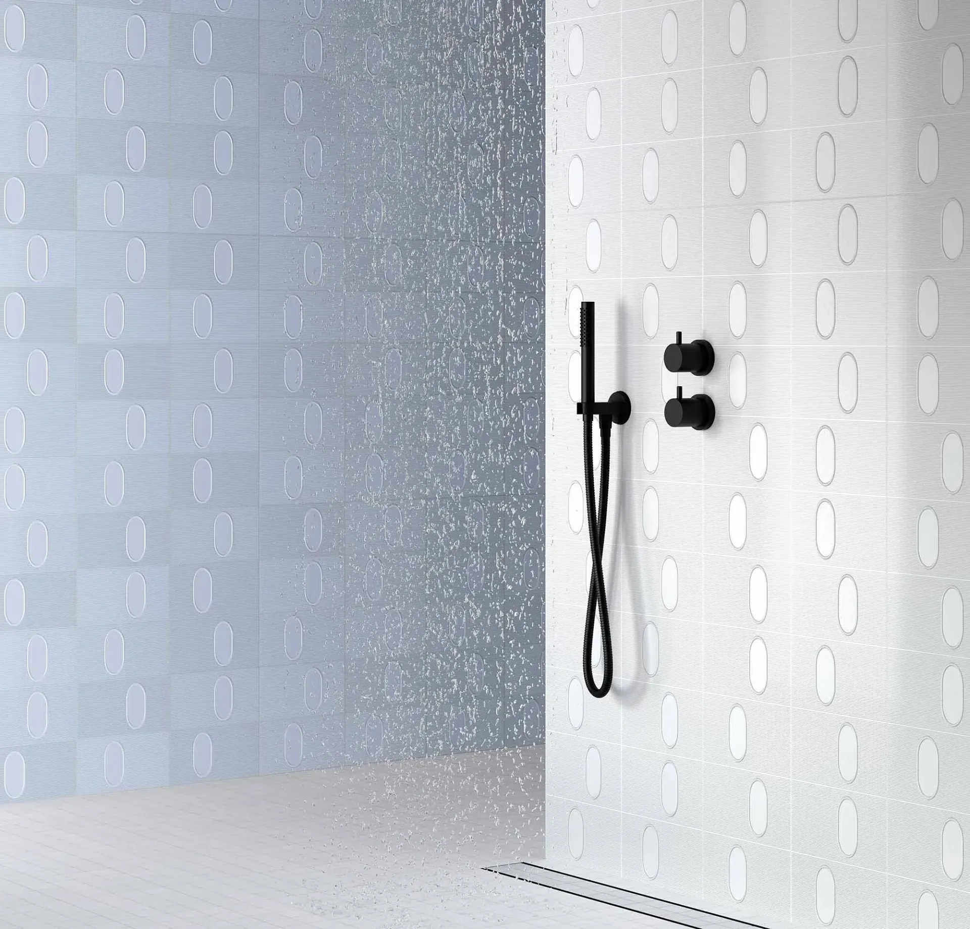 Ducha blanca con azulejos texturizados, accesorios negros y desagüe lineal.