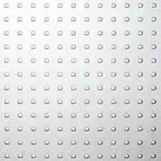 Superficie blanca y texturizada con protuberancias circulares elevadas y espaciadas uniformemente.