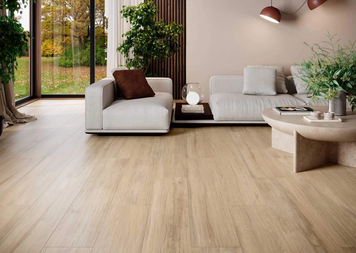 Amplia sala de estar con pisos de madera clara, sofás blancos y grandes ventanales con vista a la vegetación.