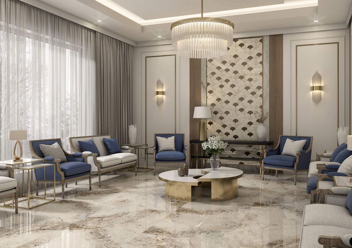 Elegante sala de estar con sofás azules, detalles dorados, piso de mármol y lámpara de araña.