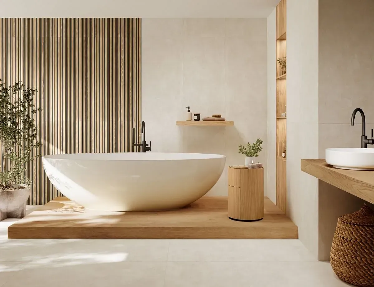 Baño moderno con bañera ovalada blanca sobre plataforma de madera. Revestimiento de paredes de madera, tonos neutros y decoración minimalista.