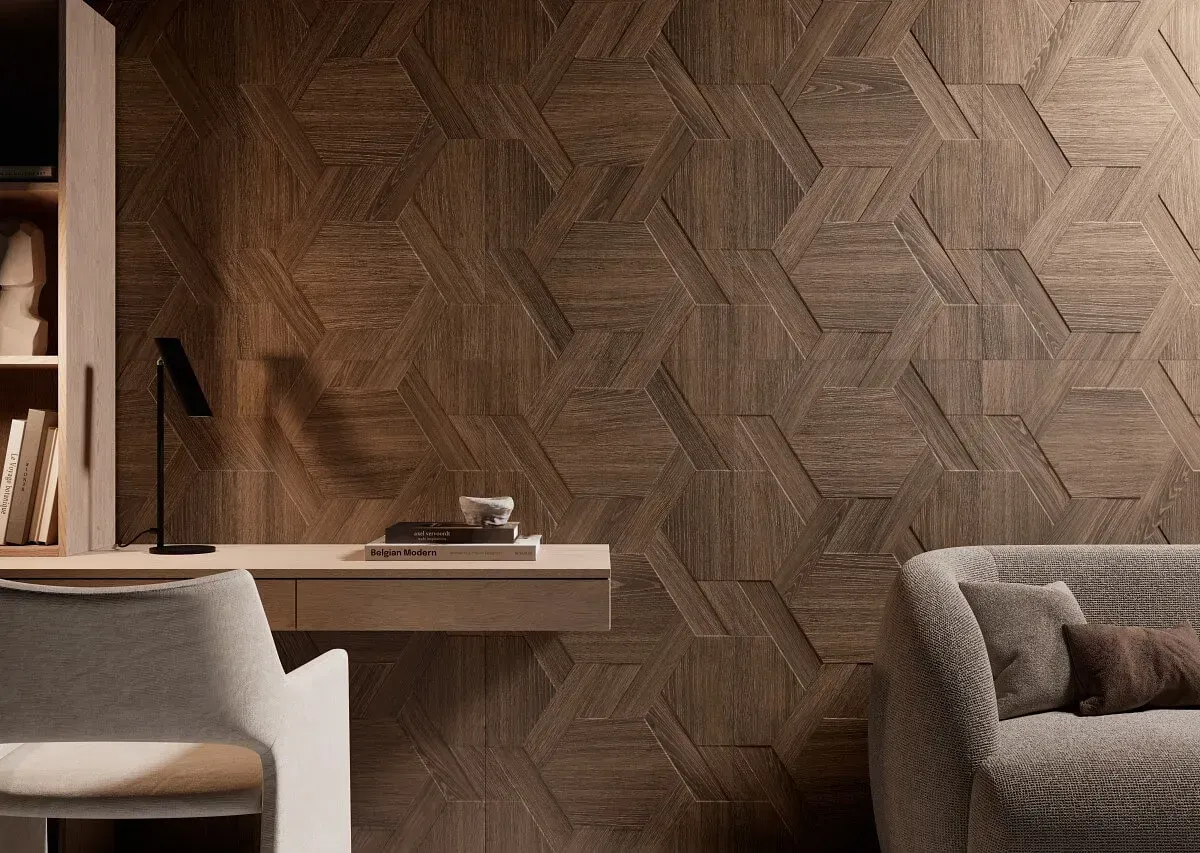 Espacio de trabajo con pared con acento en diseño de madera, escritorio, silla, sofá y estantería.