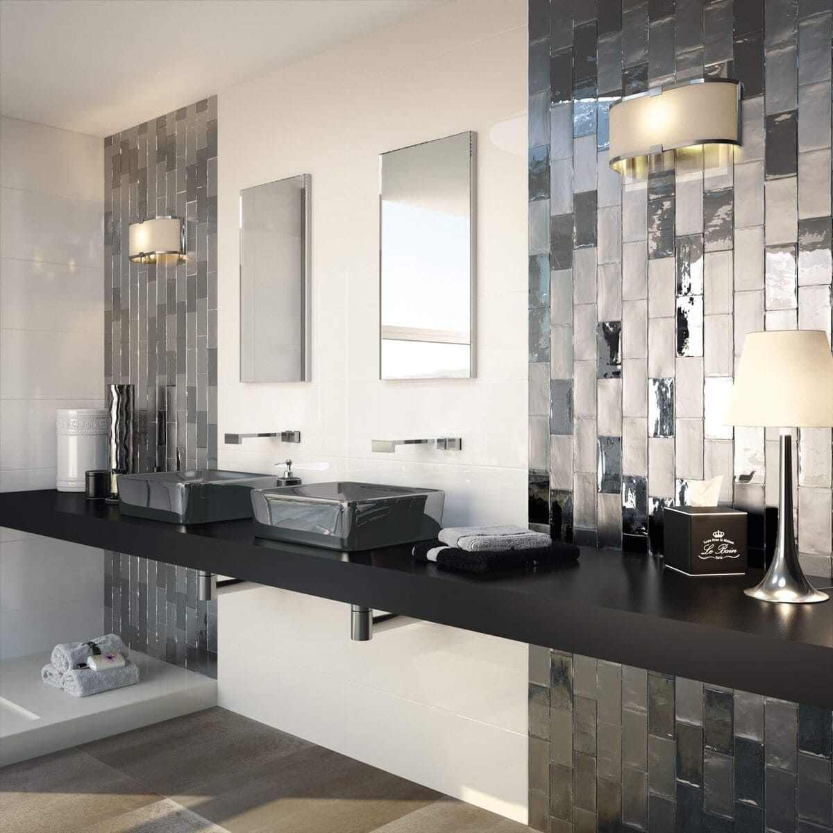 Baño moderno con encimera negra, dos lavabos y azulejos de pared con espejo.