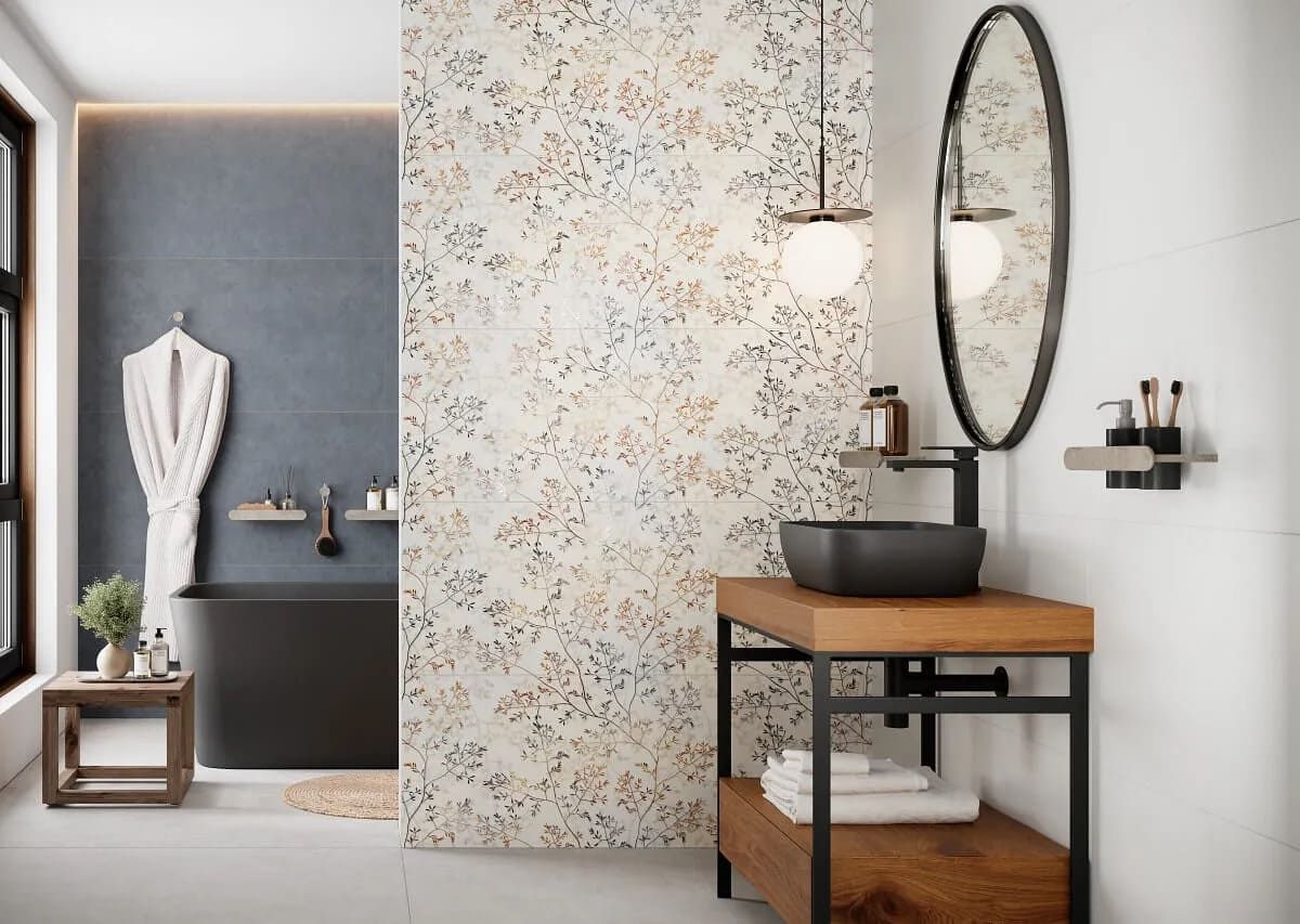Baño con pared con acento floral, tocador oscuro, espejo ovalado y bata.