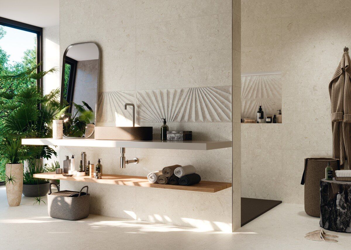 Baño moderno con paredes y estantes en tonos neutros, plantas y un gran ventanal con vista a la vegetación.