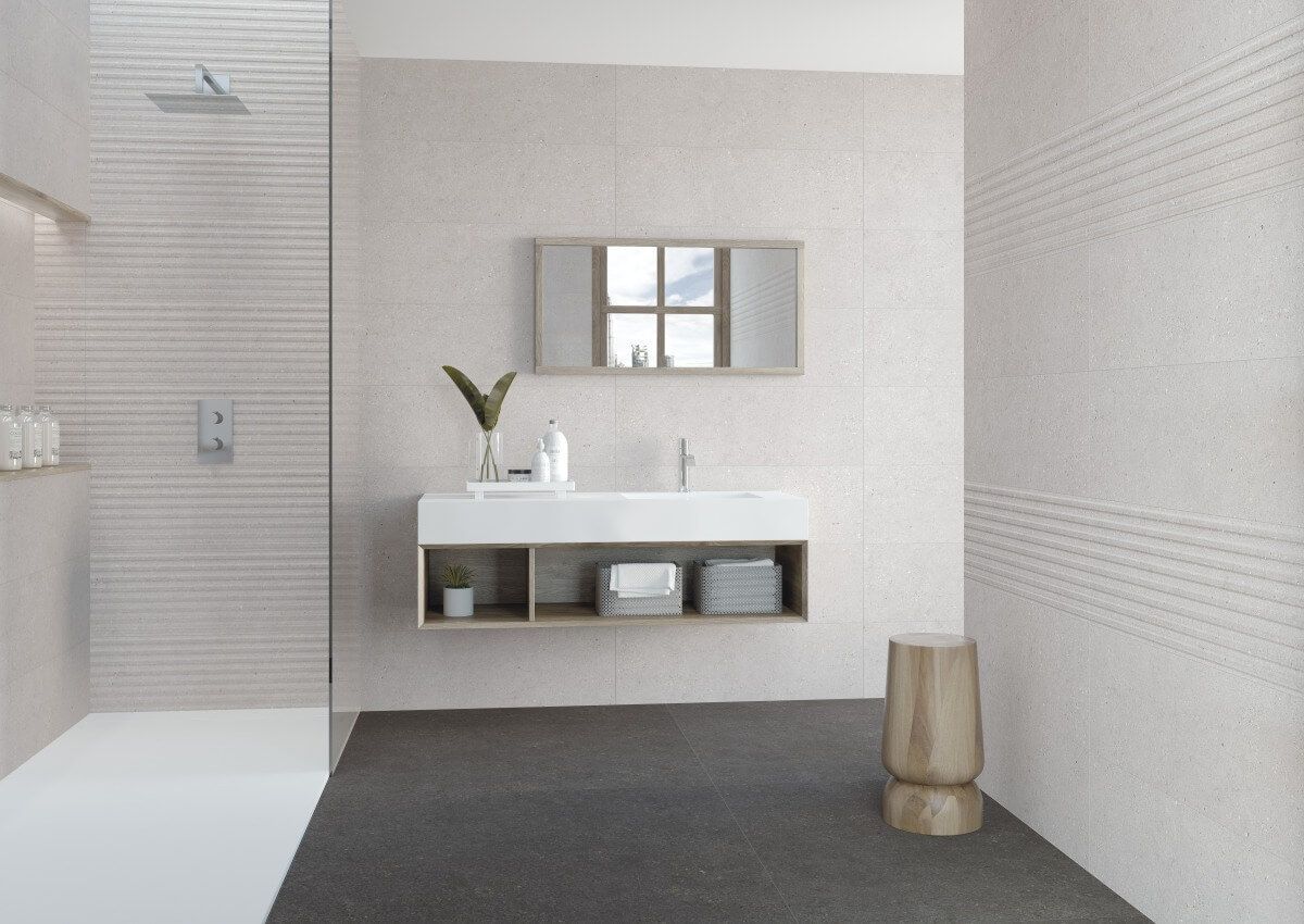 Baño moderno con suelo gris, paredes blancas y lavabo flotante.