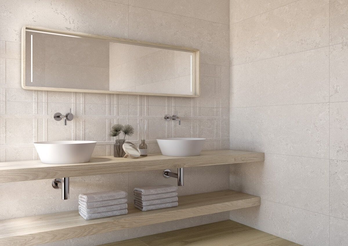 Baño con dos lavabos blancos, espejo grande y estantes abiertos contra una pared blanca texturizada.