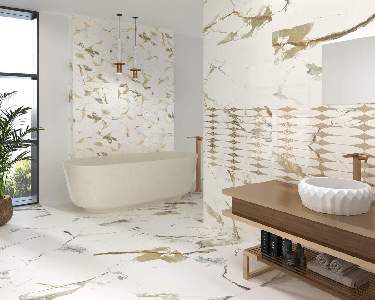 Elegante baño con azulejos de apariencia de mármol blanco, detalles dorados, bañera profunda y tocador de madera.