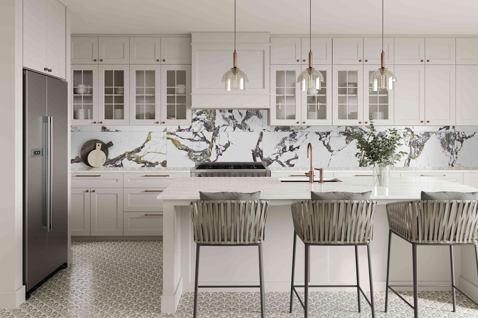 Cocina blanca moderna con salpicadero de mármol, isla y taburetes de bar.