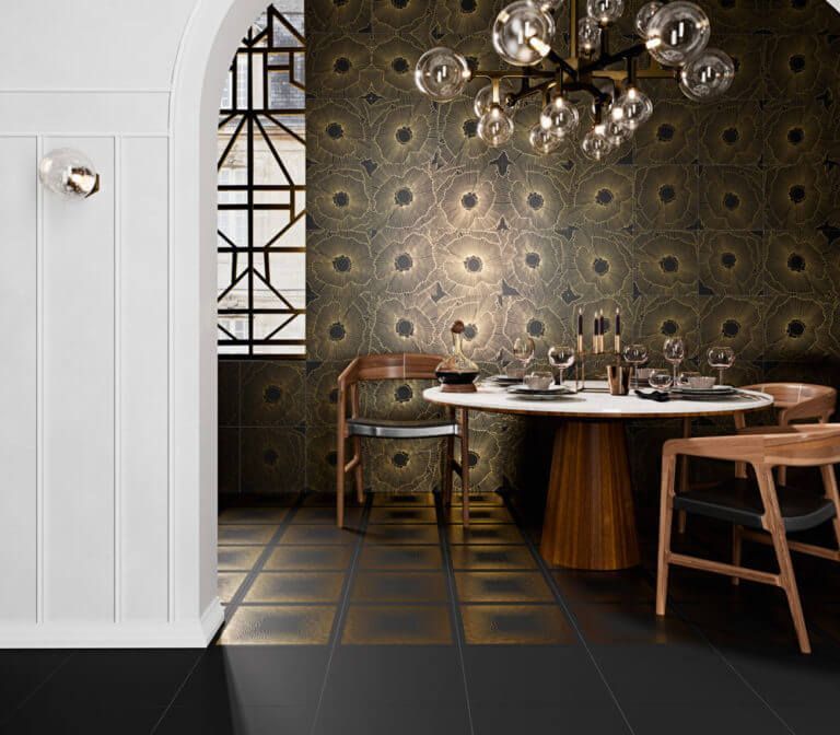 Elegante comedor con papel tapiz estampado, piso de baldosas negras, mesa redonda, sillas de madera y lámpara de araña.