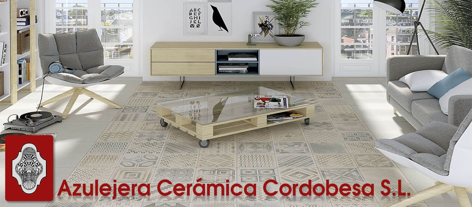 Sala de estar con piso de baldosas de colores claros, muebles modernos y el logotipo de una empresa en la esquina.