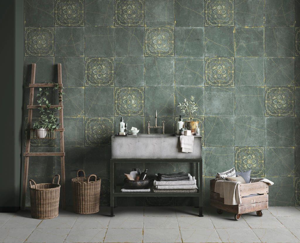 Pared de azulejos verdes con ambientación de baño rústico: escalera, lavabo, cestas y pequeño mueble de madera.