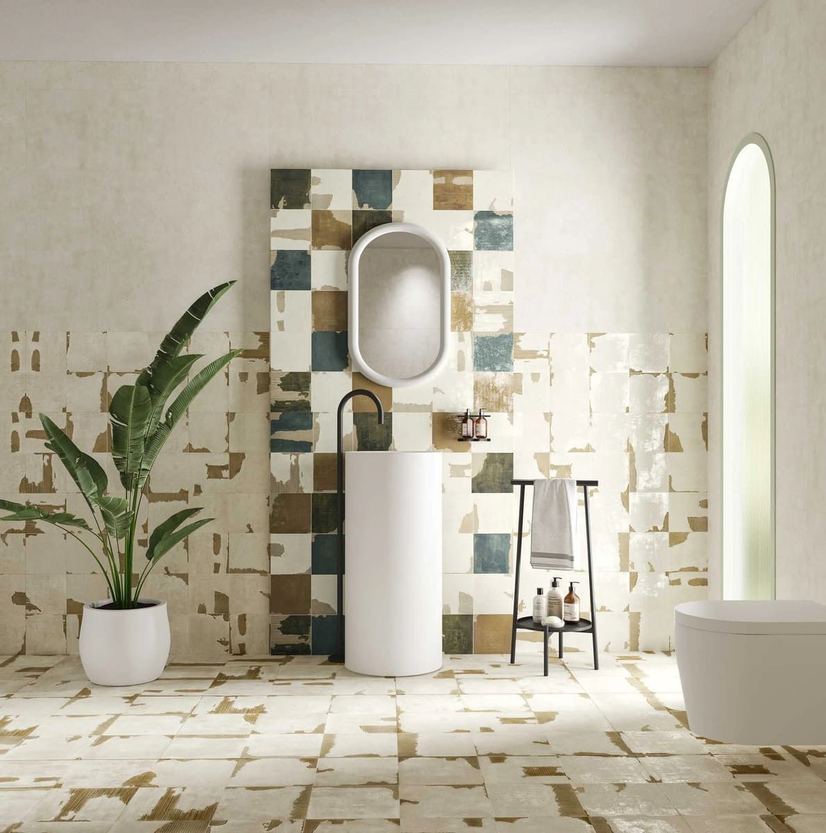 Baño con azulejos texturizados, lavabo con pedestal, protector contra salpicaduras de azulejos coloridos y planta en maceta.