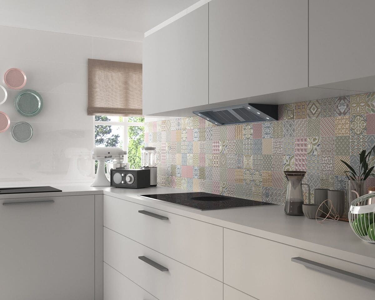 Cocina blanca moderna con protector contra salpicaduras con estampado colorido.