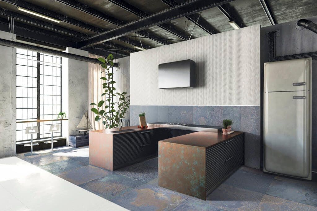 Oficina moderna con escritorios de cobre, suelo de hormigón y una gran ventana. Hay un televisor colgado en la pared.